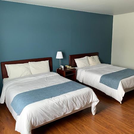 Motel Le Rond Point Metabetchouan-Lac-a-la-Croix ภายนอก รูปภาพ