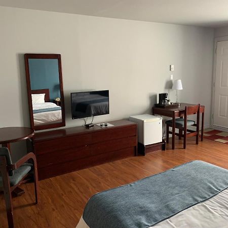 Motel Le Rond Point Metabetchouan-Lac-a-la-Croix ภายนอก รูปภาพ