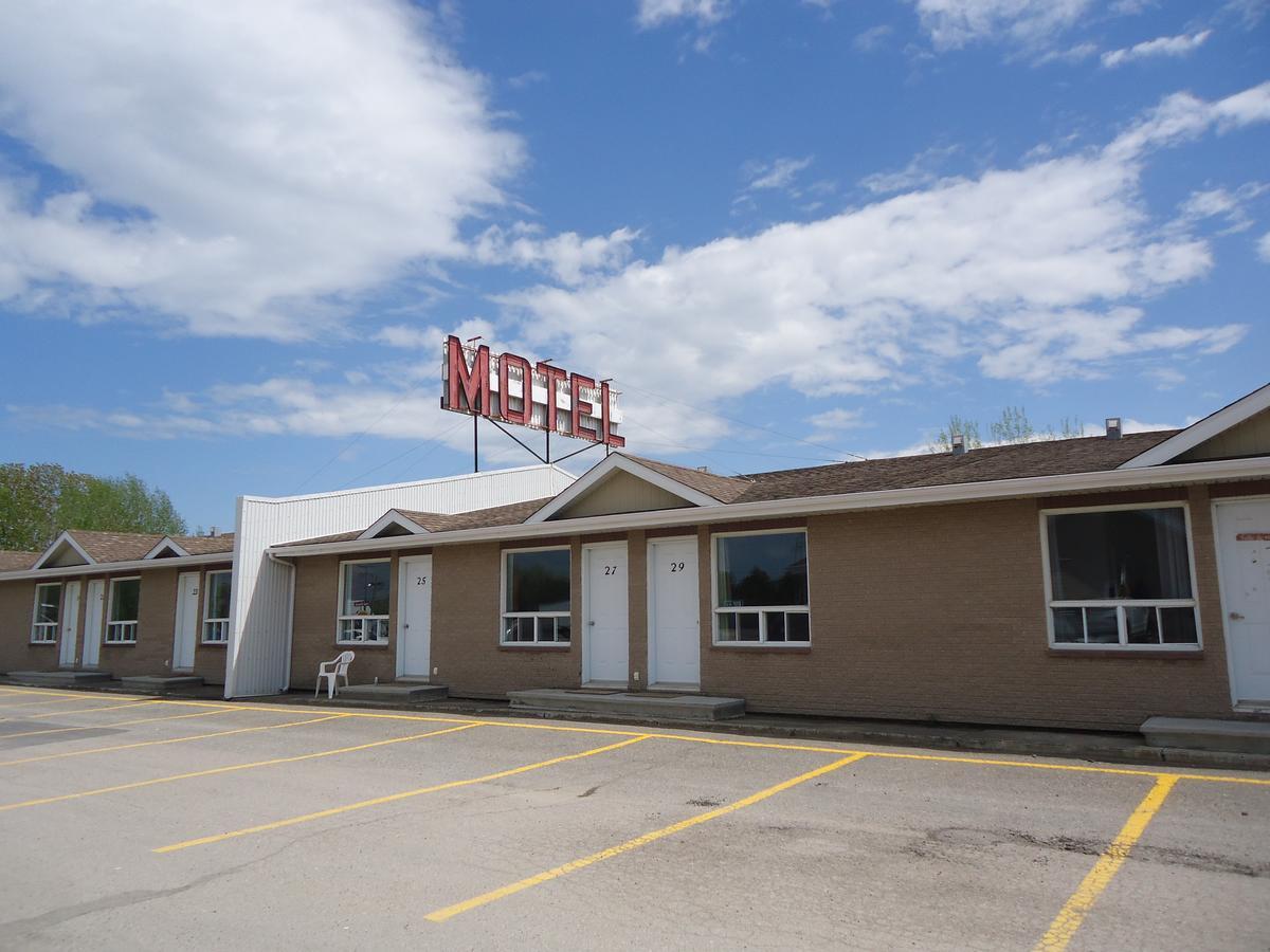 Motel Le Rond Point Metabetchouan-Lac-a-la-Croix ภายนอก รูปภาพ