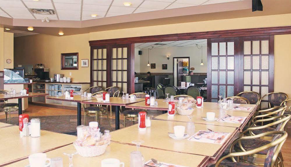 Motel Le Rond Point Metabetchouan-Lac-a-la-Croix ภายนอก รูปภาพ