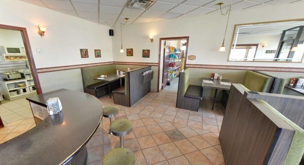 Motel Le Rond Point Metabetchouan-Lac-a-la-Croix ภายนอก รูปภาพ