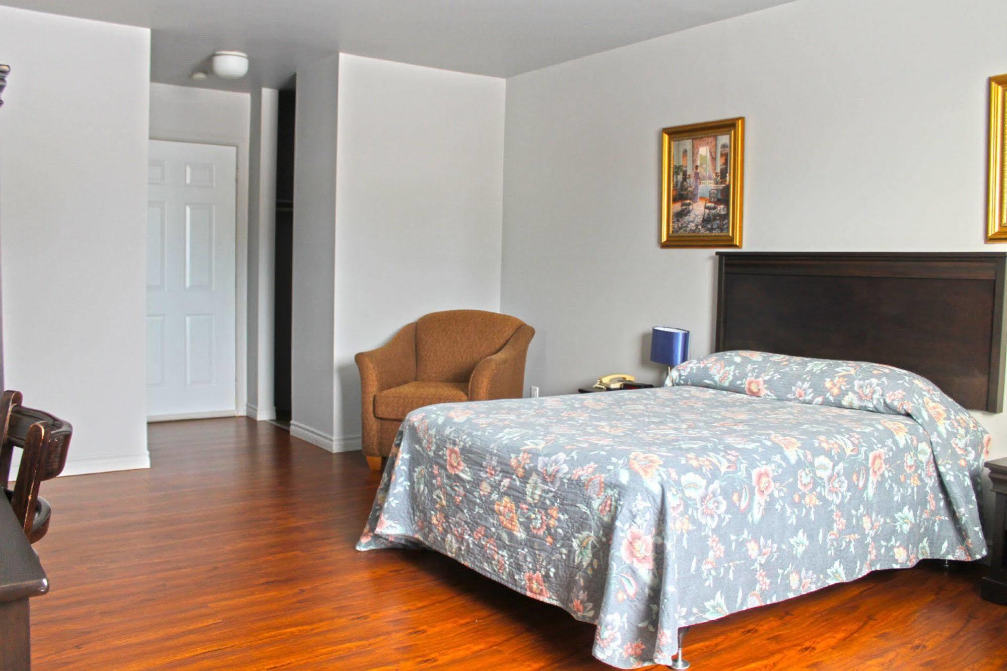 Motel Le Rond Point Metabetchouan-Lac-a-la-Croix ภายนอก รูปภาพ