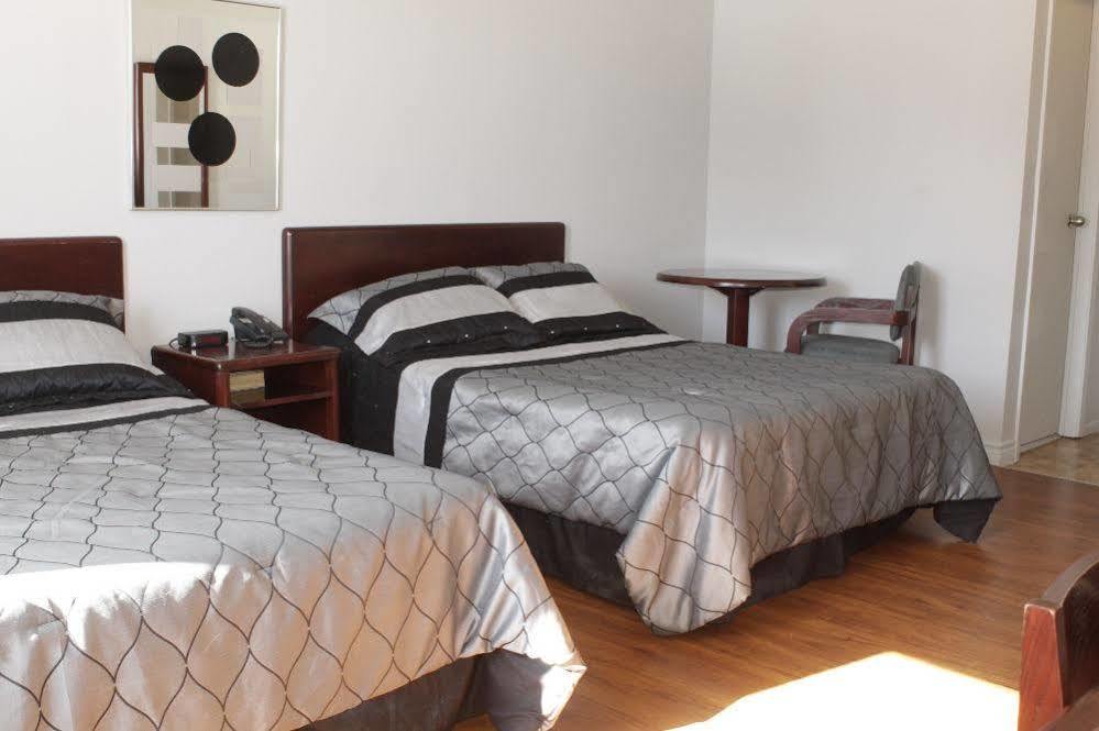 Motel Le Rond Point Metabetchouan-Lac-a-la-Croix ภายนอก รูปภาพ