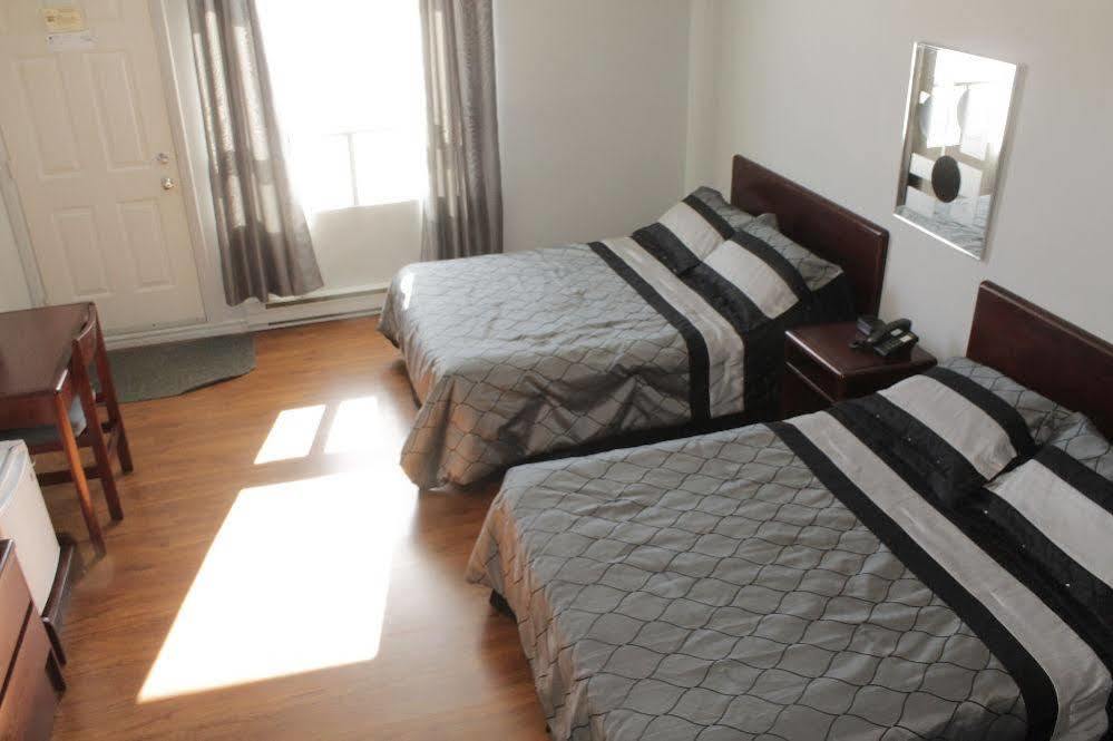 Motel Le Rond Point Metabetchouan-Lac-a-la-Croix ภายนอก รูปภาพ