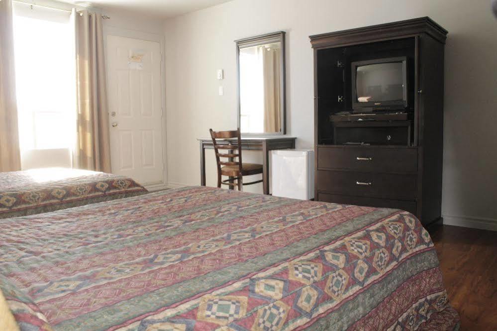 Motel Le Rond Point Metabetchouan-Lac-a-la-Croix ภายนอก รูปภาพ