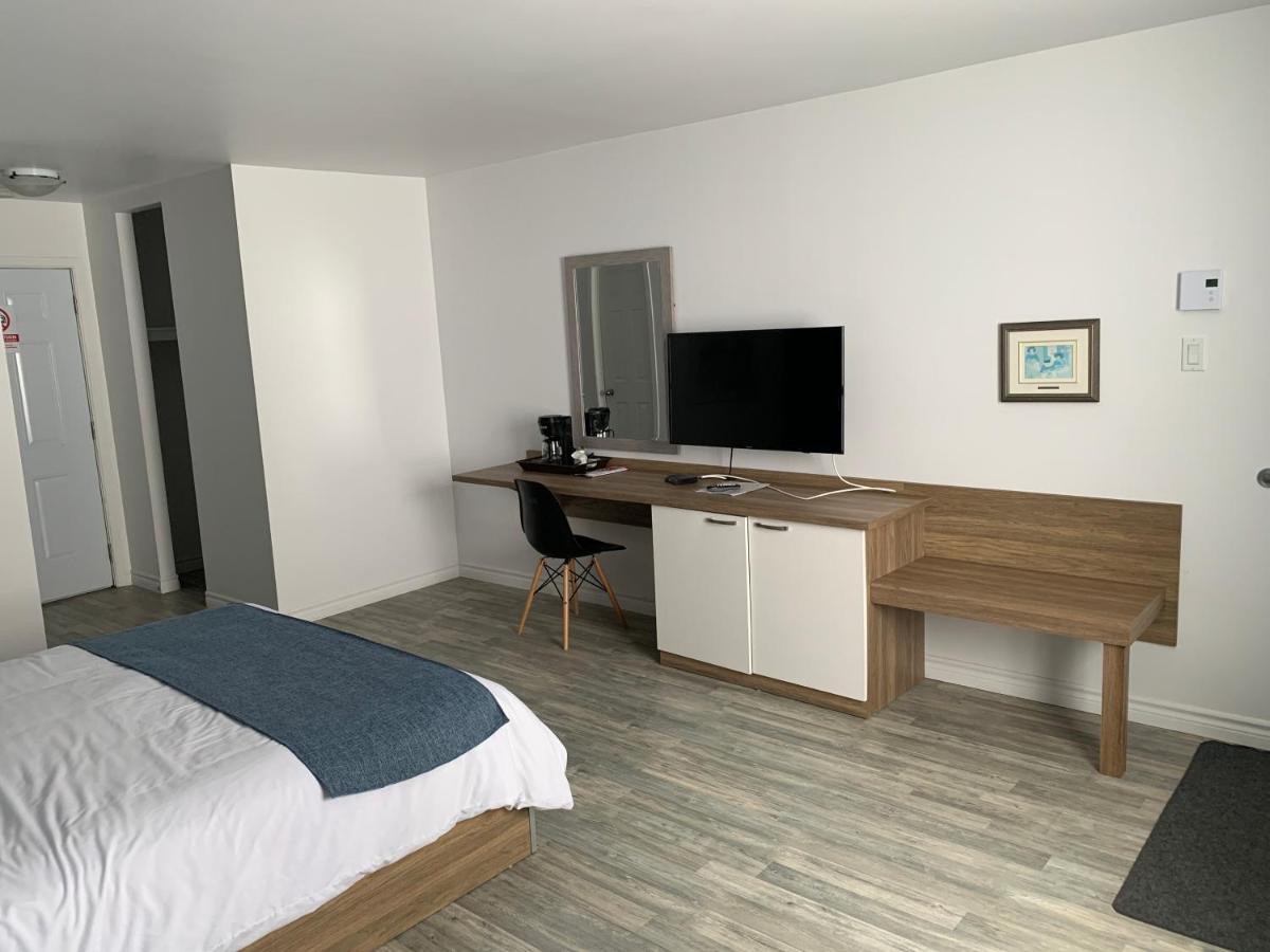 Motel Le Rond Point Metabetchouan-Lac-a-la-Croix ภายนอก รูปภาพ