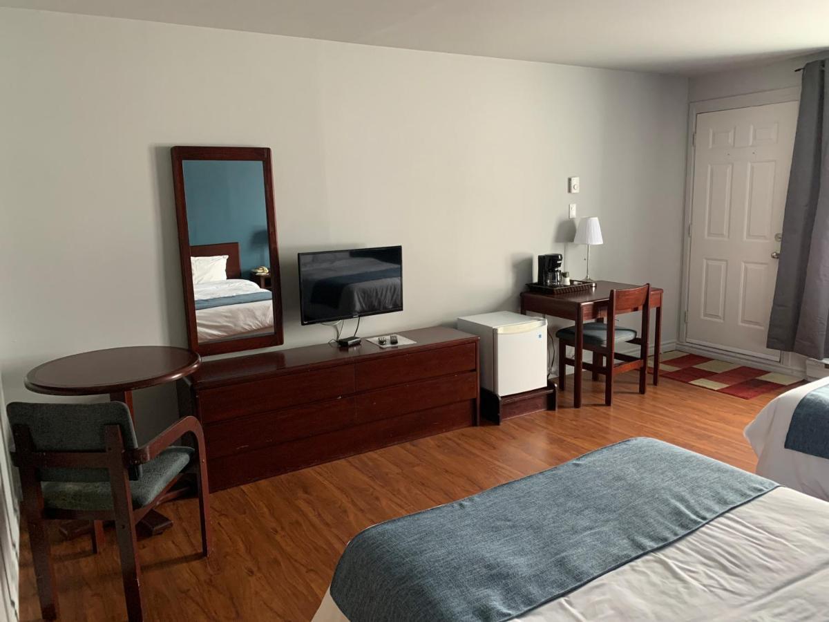Motel Le Rond Point Metabetchouan-Lac-a-la-Croix ภายนอก รูปภาพ